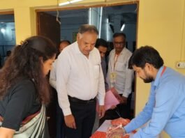 श्रावस्ती में नोडल अधिकारियों ने ईवीएम-वीवीपैट की एफएलसी जांच परखी:चुनाव आयोग के निर्देशों के मुताबिक गुणवत्ता से काम पूरा करने के निर्देश दिए