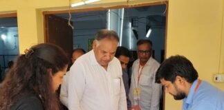 श्रावस्ती में नोडल अधिकारियों ने ईवीएम-वीवीपैट की एफएलसी जांच परखी:चुनाव आयोग के निर्देशों के मुताबिक गुणवत्ता से काम पूरा करने के निर्देश दिए