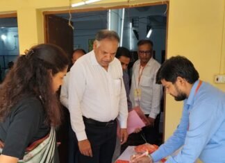 श्रावस्ती में नोडल अधिकारियों ने ईवीएम-वीवीपैट की एफएलसी जांच परखी:चुनाव आयोग के निर्देशों के मुताबिक गुणवत्ता से काम पूरा करने के निर्देश दिए