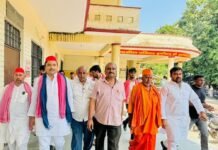 श्रावस्ती में बारिश-तूफान से फसलें और मकान क्षतिग्रस्त:किसानों ने मांगा मुआवजा, डीएम के नाम एसडीएम को सौंपा ज्ञापन