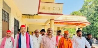 श्रावस्ती में बारिश-तूफान से फसलें और मकान क्षतिग्रस्त:किसानों ने मांगा मुआवजा, डीएम के नाम एसडीएम को सौंपा ज्ञापन