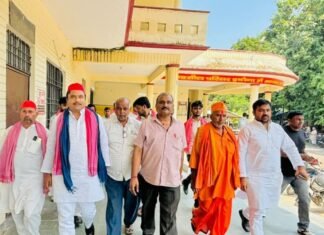 श्रावस्ती में बारिश-तूफान से फसलें और मकान क्षतिग्रस्त:किसानों ने मांगा मुआवजा, डीएम के नाम एसडीएम को सौंपा ज्ञापन