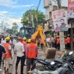अतिक्रमण पर चला बुलडोजर:इटवा में दूसरे दिन सड़क की पटरियों से ठेले-गुमटी और अस्थाई दुकानें हटाई गईं अतिक्रमण पर चला बुलडोजर:इटवा में दूसरे दिन सड़क की पटरियों से ठेले-गुमटी और अस्थाई दुकानें हटाई गईं