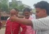 निचलौल में सांप ने काटा:सर्प रक्षक टीम ने घर से सांप को पकड़ा, पीड़ित अस्पताल में भर्ती