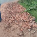 सूरजकुंडा नाला के पास 20 मीटर सड़क बदहाल:तीन साल से शिकायत के बाद भी मरम्मत नहीं सूरजकुंडा नाला के पास 20 मीटर सड़क बदहाल:तीन साल से शिकायत के बाद भी मरम्मत नहीं