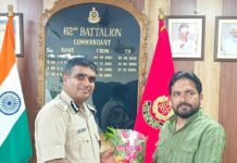 शहीद लेफ्टिनेंट कर्नल सुशील चौधरी का परिवार सम्मानित:कमांडेंट अमरेन्द्र कुमार वरुण ने शहीद के बड़े भाई को पुष्पगुच्छ भेंट किया