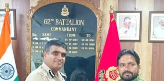 शहीद लेफ्टिनेंट कर्नल सुशील चौधरी का परिवार सम्मानित:कमांडेंट अमरेन्द्र कुमार वरुण ने शहीद के बड़े भाई को पुष्पगुच्छ भेंट किया