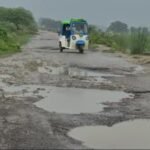 2025 की बाढ़ में टूटी सड़क, नहीं हुई मरम्मत:स्थायी मरम्मत न होने से राहगीर परेशान, गड्ढों में भरा पानी, हादसे का डर 2025 की बाढ़ में टूटी सड़क, नहीं हुई मरम्मत:स्थायी मरम्मत न होने से राहगीर परेशान, गड्ढों में भरा पानी, हादसे का डर