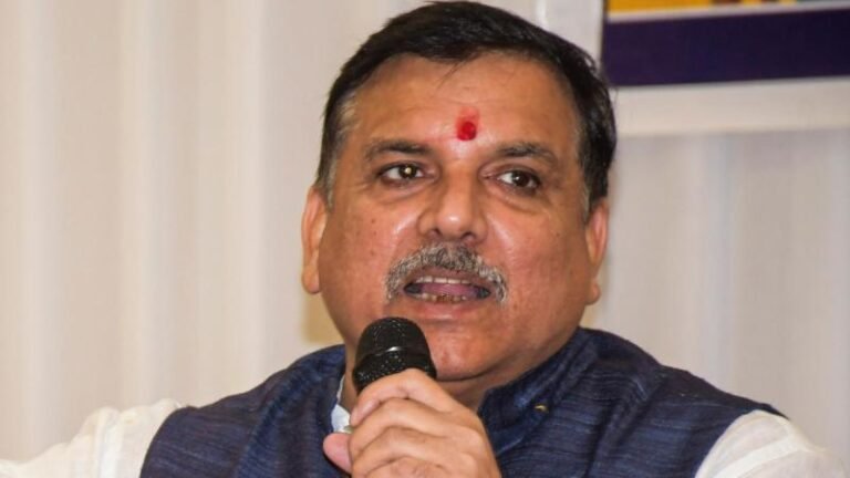 अखिलेश के बैठक से दूरी बनाने पर सियासत तेज, संजय सिंह ने कांग्रेस को घेरा