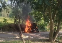 श्रावस्ती में चलती बाइक में लगी आग, परिवार सुरक्षित बचा:सेमरी तरहर गनेशपुर के पास हुआ हादसा, बाइक जलकर खाक