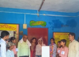 स्कूल में बाल संसद चुनाव, खुशबू यादव प्रधानमंत्री चुनी गईं:श्रावस्ती में बच्चों में लोकतांत्रिक प्रक्रिया की समझ बढ़ाने के लिए हुआ मतदान