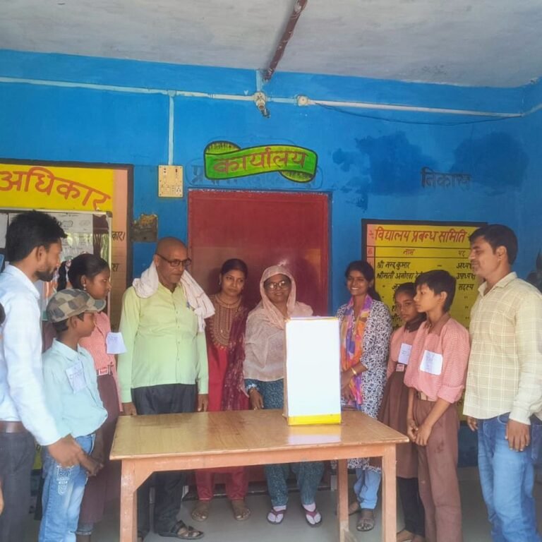 स्कूल में बाल संसद चुनाव, खुशबू यादव प्रधानमंत्री चुनी गईं:श्रावस्ती में बच्चों में लोकतांत्रिक प्रक्रिया की समझ बढ़ाने के लिए हुआ मतदान
