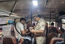 सोनहा में कोर्ट के आदेश पर बसों की चेकिंग:ड्राइवर के लाइसेंस और सुरक्षा उपकरण जांचे, यात्रियों को जागरूक किया