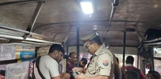 सोनहा में कोर्ट के आदेश पर बसों की चेकिंग:ड्राइवर के लाइसेंस और सुरक्षा उपकरण जांचे, यात्रियों को जागरूक किया