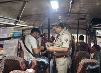 सोनहा में कोर्ट के आदेश पर बसों की चेकिंग:ड्राइवर के लाइसेंस और सुरक्षा उपकरण जांचे, यात्रियों को जागरूक किया