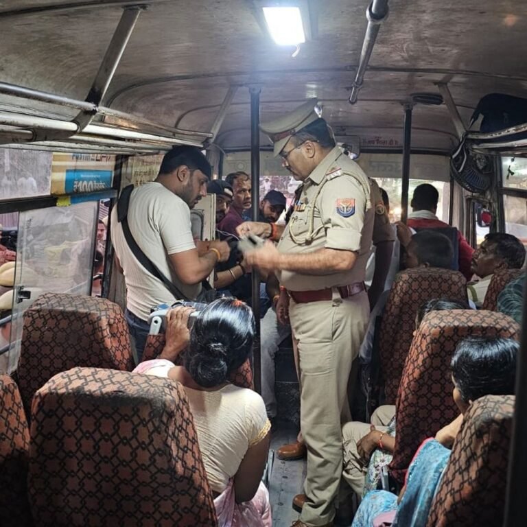 सोनहा में कोर्ट के आदेश पर बसों की चेकिंग:ड्राइवर के लाइसेंस और सुरक्षा उपकरण जांचे, यात्रियों को जागरूक किया