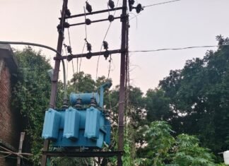 बस्ती के कप्तानगंज में 5 दिन से बिजली ठप:पोखरा बाजार से नगहरा तक सप्लाई बंद, कारोबार पर असर