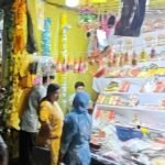 जन्माष्टमी से पहले बाजारों में रौनक बढ़ी:सिरसिया क्षेत में सजावट और पूजा सामग्री की खरीदारी तेज, लड्डू गोपाल के लिए पोशाक-झूले बिके जन्माष्टमी से पहले बाजारों में रौनक बढ़ी:सिरसिया क्षेत में सजावट और पूजा सामग्री की खरीदारी तेज, लड्डू गोपाल के लिए पोशाक-झूले बिके