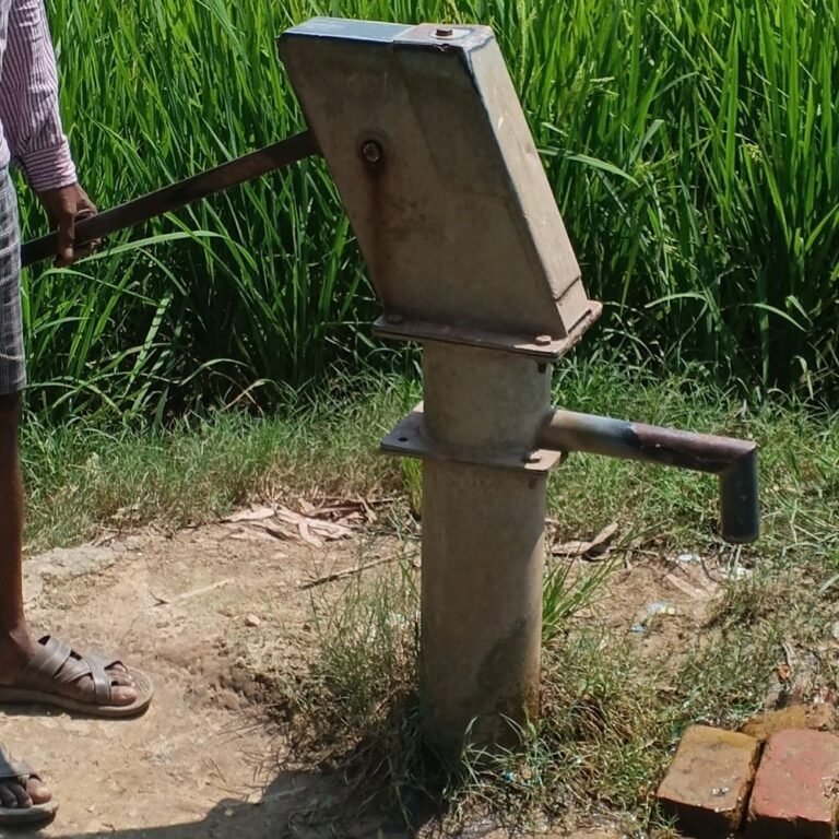 श्रावस्ती के विश्राम पुरवा में हैंडपंप खराब:चबूतरा न होने से ग्रामीण परेशान, गंदगी के बीच पानी भरने को मजबूर