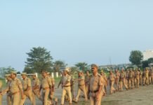 अपर पुलिस अधीक्षक ने रिजर्व पुलिस लाइन में परेड की:श्रावस्ती में पुलिसकर्मियों को शारीरिक-मानसिक रूप से सुदृढ़ रहने के निर्देश दिए