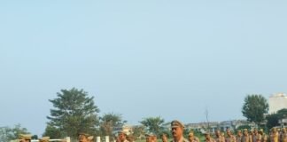 अपर पुलिस अधीक्षक ने रिजर्व पुलिस लाइन में परेड की:श्रावस्ती में पुलिसकर्मियों को शारीरिक-मानसिक रूप से सुदृढ़ रहने के निर्देश दिए