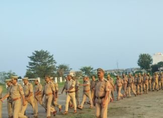 अपर पुलिस अधीक्षक ने रिजर्व पुलिस लाइन में परेड की:श्रावस्ती में पुलिसकर्मियों को शारीरिक-मानसिक रूप से सुदृढ़ रहने के निर्देश दिए