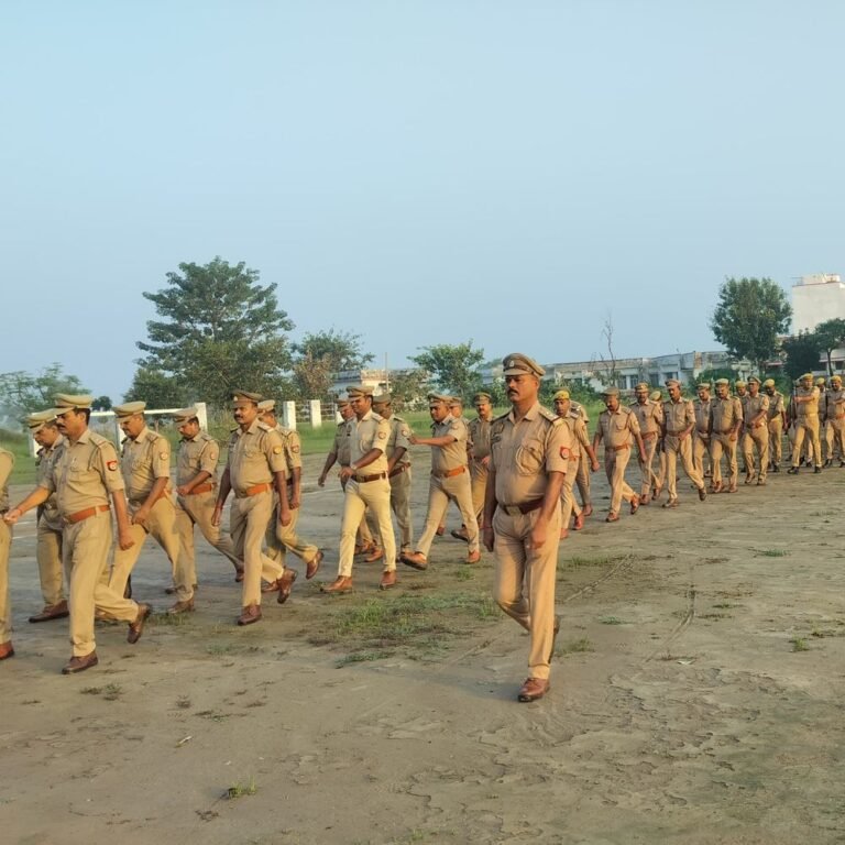 अपर पुलिस अधीक्षक ने रिजर्व पुलिस लाइन में परेड की:श्रावस्ती में पुलिसकर्मियों को शारीरिक-मानसिक रूप से सुदृढ़ रहने के निर्देश दिए