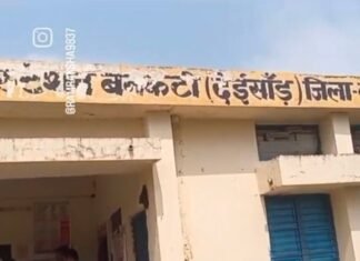 महादेवा फीडर की बिजली पांच दिनों से गुल:दर्जनों गांव अंधेरे में, मोबाइल-इनवर्टर बंद, जनरेटर से चार्जिंग को मजबूर ग्रामीण