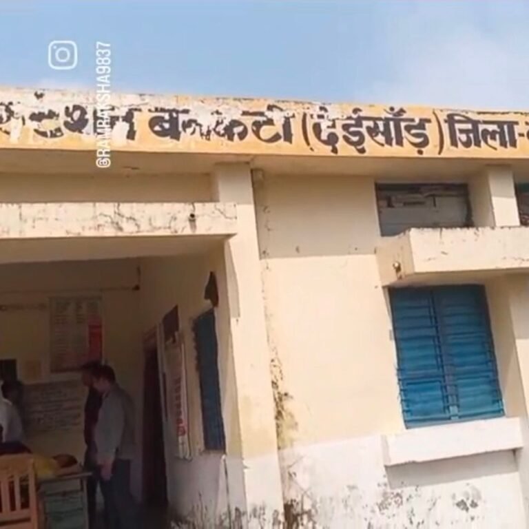 महादेवा फीडर की बिजली पांच दिनों से गुल:दर्जनों गांव अंधेरे में, मोबाइल-इनवर्टर बंद, जनरेटर से चार्जिंग को मजबूर ग्रामीण