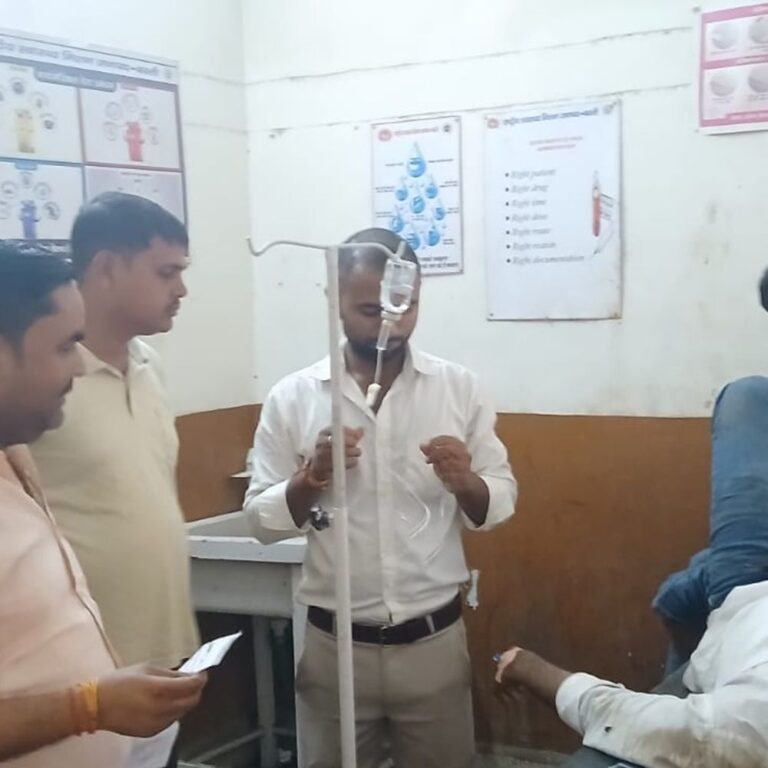 बस्ती में दिव्यांग को बचाने में बाइक सवार घायल:गोरखपुर के दो युवक अयोध्या जा रहे थे, हाईवे देवदूत ने अस्पताल पहुंचाया