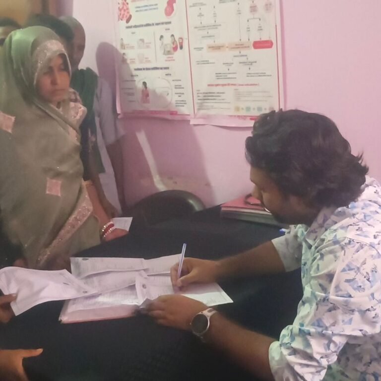 मल्हीपुर सीएचसी में बारिश के बाद बढ़े मौसमी-बीमारियों के मरीज:तीन दिन की बारिश से बढ़ी भीड़, रोजाना 300 मरीज पहुंच रहे अस्पताल
