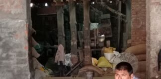बस्ती में मजदूर की बिजली के झटके से मौत:परिजनों ने बिना पोस्टमार्टम कराए मुड़घाट पर किया अंतिम संस्कार