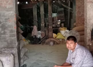 बस्ती में मजदूर की बिजली के झटके से मौत:परिजनों ने बिना पोस्टमार्टम कराए मुड़घाट पर किया अंतिम संस्कार