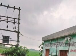 शंकरपुर के यादव पुरवा में हफ्तों से बिजली गुल:आंधी-बारिश से ठप हुई सप्लाई, विक्रमजोत उपकेंद्र के लाइनमैन नहीं कर रहे ठीक