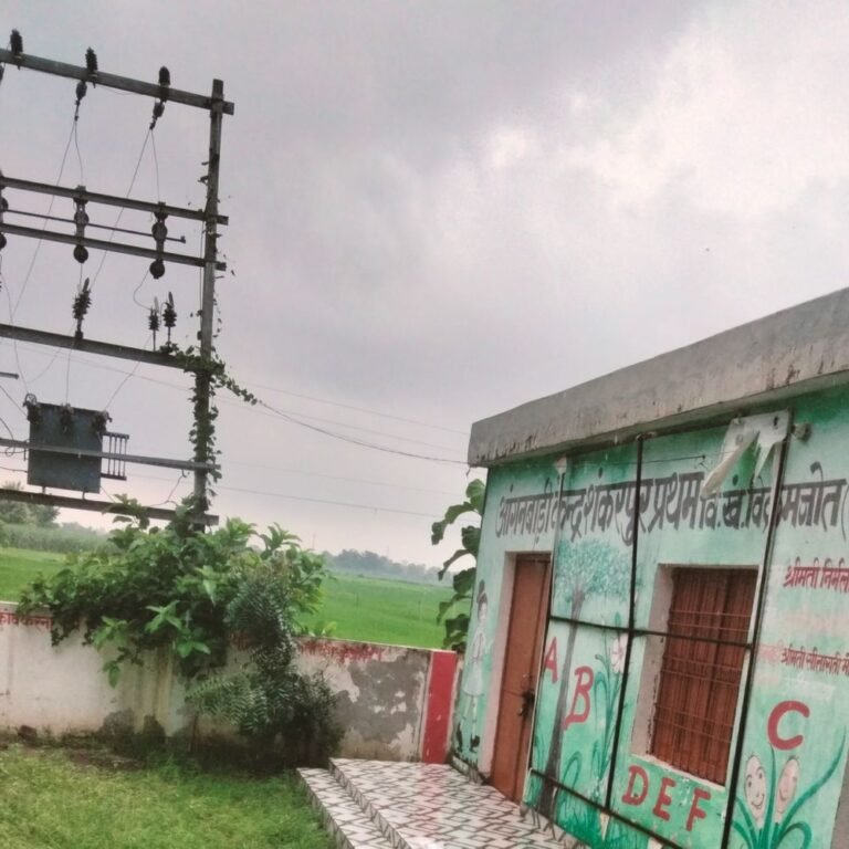 शंकरपुर के यादव पुरवा में हफ्तों से बिजली गुल:आंधी-बारिश से ठप हुई सप्लाई, विक्रमजोत उपकेंद्र के लाइनमैन नहीं कर रहे ठीक