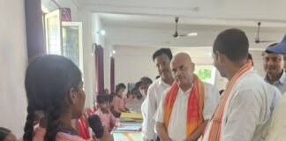 दुबौलिया में ‘मेरे सपनों का भारत’ चित्रकला प्रतियोगिता:बस्ती में बच्चों ने रंगों में दिखाई विकसित भारत की कल्पना