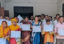 गिलौला में सफाई कर्मचारियों का स्वास्थ्य परीक्षण:सुरक्षा एवं सम्मान शिविर में गरिमा कार्ड और स्वच्छता किट भी मिली