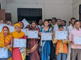 गिलौला में सफाई कर्मचारियों का स्वास्थ्य परीक्षण:सुरक्षा एवं सम्मान शिविर में गरिमा कार्ड और स्वच्छता किट भी मिली