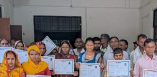 गिलौला में सफाई कर्मचारियों का स्वास्थ्य परीक्षण:सुरक्षा एवं सम्मान शिविर में गरिमा कार्ड और स्वच्छता किट भी मिली