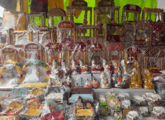 हर्रैया में जन्माष्टमी की तैयारियां पूरी, बाजार सजे:बच्चे राधा-कृष्ण के रूप में दिखे, आकर्षक वस्त्रों और मटकों की बिक्री बढ़ी