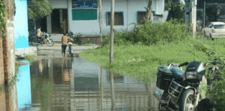 निचलौल में बारिश थमी, सड़कों पर जलभराव से राहत नहीं:लोगों को आने-जाने में दिक्कत, एथलेटिक्स प्रतियोगिता भी टली
