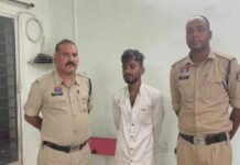 कोरबा में युवक की दबंगई! तलवार लहराकर मोहल्ले में फैलाई दहशत, पुलिस से भी भिड़ा News Desk