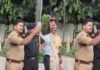 Gorakhpur Daroga Viral Video: छात्रों को धमकी देते दिखे दारोगा, बोले- ‘इतनी फोर्स मंगाऊंगा, ठंडा कर दूंगा