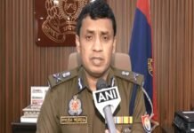 प्रयागराज में जुआ अड्डे पर पुलिस कमिश्नर की दबिश, कार्रवाई से पहले भागे जुआरी
