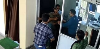 महिला अधिकारी पर ऑफिस में हमला, पत्नी के खिलाफ चल रही जांच से भड़का था युवक News Desk