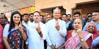गहलोत के पैर छूने पर चुनावी माहौल गरम, BJP ने पूछा- आचार संहिता का क्या हुआ? News Desk