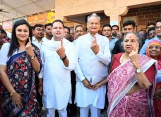गहलोत के पैर छूने पर चुनावी माहौल गरम, BJP ने पूछा- आचार संहिता का क्या हुआ? News Desk