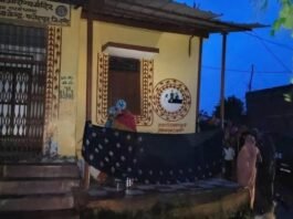 दमोह में शर्मनाक लापरवाही: अस्पताल के गेट पर ताला, बाहर खुले में हुआ प्रसव News Desk