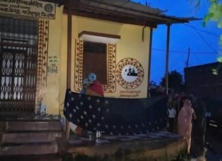दमोह में शर्मनाक लापरवाही: अस्पताल के गेट पर ताला, बाहर खुले में हुआ प्रसव News Desk