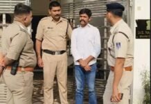 IAS की फर्जी पहचान दिखाकर करता था ठगी, ड्रायवरों को नौकरी का झांसा देकर चलवाता था कार News Desk